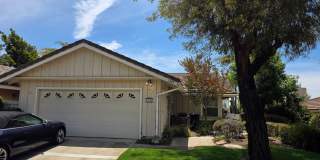 Large 3 bedroom home in quiet neighborhood cul-de-sac with amazing views Gallery 1