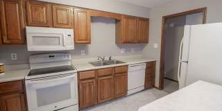 Spacious 3 bedroom w/ fenced yard Gallery 16