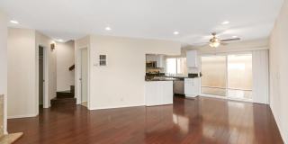 Woodlands South - La Jolla Townhome Gallery 8