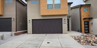 Newer4 Bedroom Town Home Gallery 4