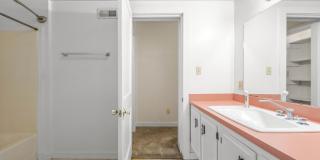 Cozy 2 Bedroom Downtown Home Available! Gallery 11