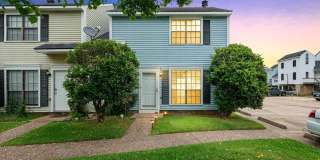 Cobblestone Townhouse - End unit close to parking Gallery 1