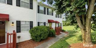 MODERN TRI-LEVEL TOWNHOME NEAR STEELE CREEK PARK Gallery 1
