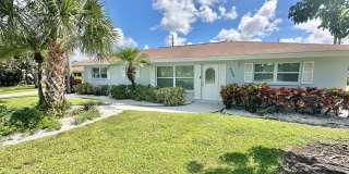 ** CENTRAL NAPLES **4 BED / 2 BATH ** POOL**PETS OK**ANNUAL RENTAL** Gallery 1