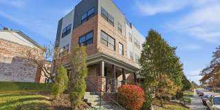 Stylish Midtown townhouse with stunning city views! Gallery 4
