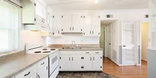 Pet-Friendly 2BR Apartment in Convenient Louisa Location Gallery 1