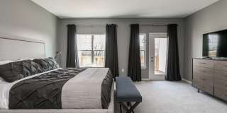 Fully Furnished Townhome Blocks Away From Downtown Gallery 19