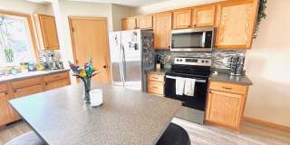Updated 3bed 3bath End Unit Townhome w’Great Views Gallery 20