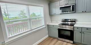 Downtown Clermont - Beautifully Renovated 2-Bed/1-Bath Upstairs Unit with Stunning Lake Minneola Views- Gallery 28