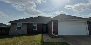 Beautiful single family home with fenced in yard! Gallery 11