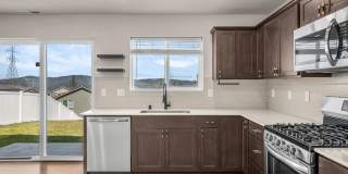Beautiful 2022 Built Home With Views! Gallery 9
