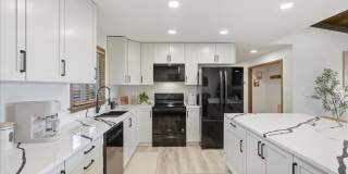 Luxury Lakefront House - Fully Furnished Gallery 4