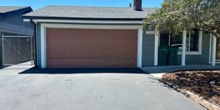 Pet-Friendly 4 Bedroom Home with Fenced Yard & Air Conditioning Gallery 10
