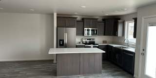 Spacious 3-bed 2.5 Bath - First Month Free! Gallery 4