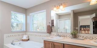 Exquisitely Beautiful Home with 3 bed and 2.5 Bath Gallery 13