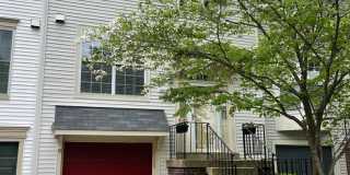 Beautiful Townhouse in the Heart of Burke Centre! Gallery 1