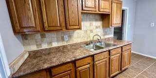 Spacious 3 bed/1 bath rental - Available Now! Gallery 13