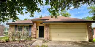 SPACIOUS HOME - 2 LIVING AREAS - HUGE YARD - COVERED PORCH Gallery 1