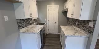 Newly Renovated 1 Bed Unit in Central MHK! Gallery 1
