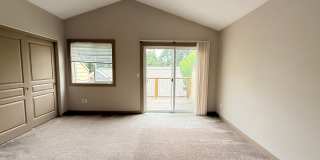 Spacious 3 Bedroom Townhome with Huge Bonus Room! Gallery 16