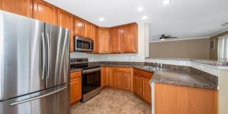 Excellent Elevator Condo for Lease Gallery 11