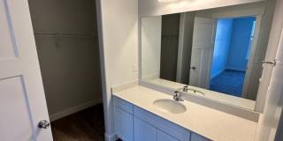 Gorgeous Condo! Gallery 26