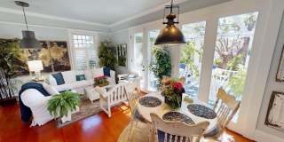 Spacious Historic Home on a Large Corner Lot - Walkable to Many Restuarants and Parks Gallery 1