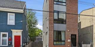 Detached Luxury 4BR/3B Retreat with Skyline Rooftop Deck, Wet Bars, Driveway & Massive Yard Gallery 3