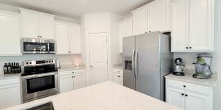 Spacious 4BR Home with Office, Loft & Lake Views Gallery 12