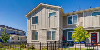 LOVELY 4-BEDROOM TOWNHOUSE IN WALKABLE SW LONGMONT NEIGHBORHOOD Gallery 1