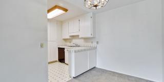 Top Floor Unit - Balcony - Elevator Access - Community Pool & Tennis Court Gallery 12