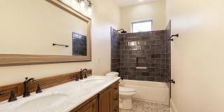 1818 Laharpe St Gallery 9
