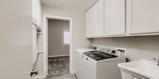Spacious 5 Bedroom Home with Pool! Gallery 19