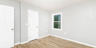204 W Warfield St Gallery 7