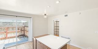 Modern 3BD/1.5BA Townhome in Tierrasanta with Kitchen Island, Private Yard, Pool & Tennis Court Gallery 8