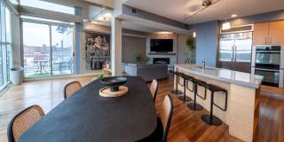 Luxurious multi-level penthouse condo - Flats Westbank Gallery 4