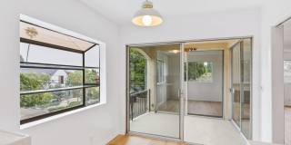 HUGE TOP FLOOR 2 BED 2 BATH IN PRIME SANTA MONICA! -FIREPLACE, BALCONY & GARAGE PARKING SPACE Gallery 14