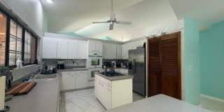 Beautiful 3 bedroom 2.5 bathroom pool home Gallery 9