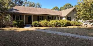 Discover this well-maintained 3-bedroom, 2-bath home in Russellville, AR Gallery 1