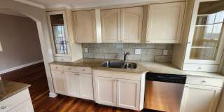 Spacious Midtown Condo with 2 Bedrooms, 2 Balconies & Internet Included! Gallery 10