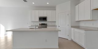 Like-New Ashton Woods Spacious 5BR 4BA, Prime Location Near I-4! Gallery 10