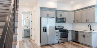 Beautiful Spacious Modern 3 Bedroom Townhome Available Now! - ONE MONTH FREE Gallery 1