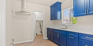 Fully Remodeled Oakland 2 Bed w/ Off-Street Parking & Beautiful Cabinets Gallery 8