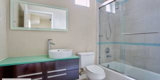 Contemporary 2 bedroom 2.5 bath at the heart of LA Gallery 24