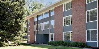 Top-Floor 2-Bedroom Apartment with Vaulted Ceilings! Gallery 18