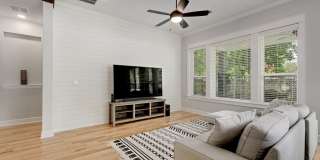 North Loop Area Gem!!! Gallery 7