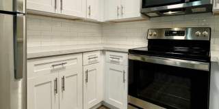 RENOVATED APARTMENT WITH IN-UNIT WASHER-DRYER & GARAGE PARKING! Gallery 6