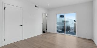 5 Bedroom / 4 bathroom Fully Detached Townhouse in Echo Park with Private Garage Gallery 11