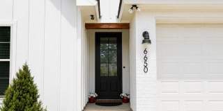 Custom Home Off Tiger Bend|Great Location Gallery 17
