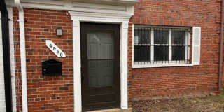 Beautiful 3 Bedroom 2 bath Townhome Conveniently Located and updated Gallery 1